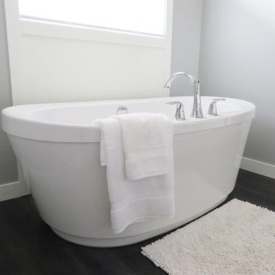 Bathtub Tub Bathroom Bath White  - ErikaWittlieb / Pixabay